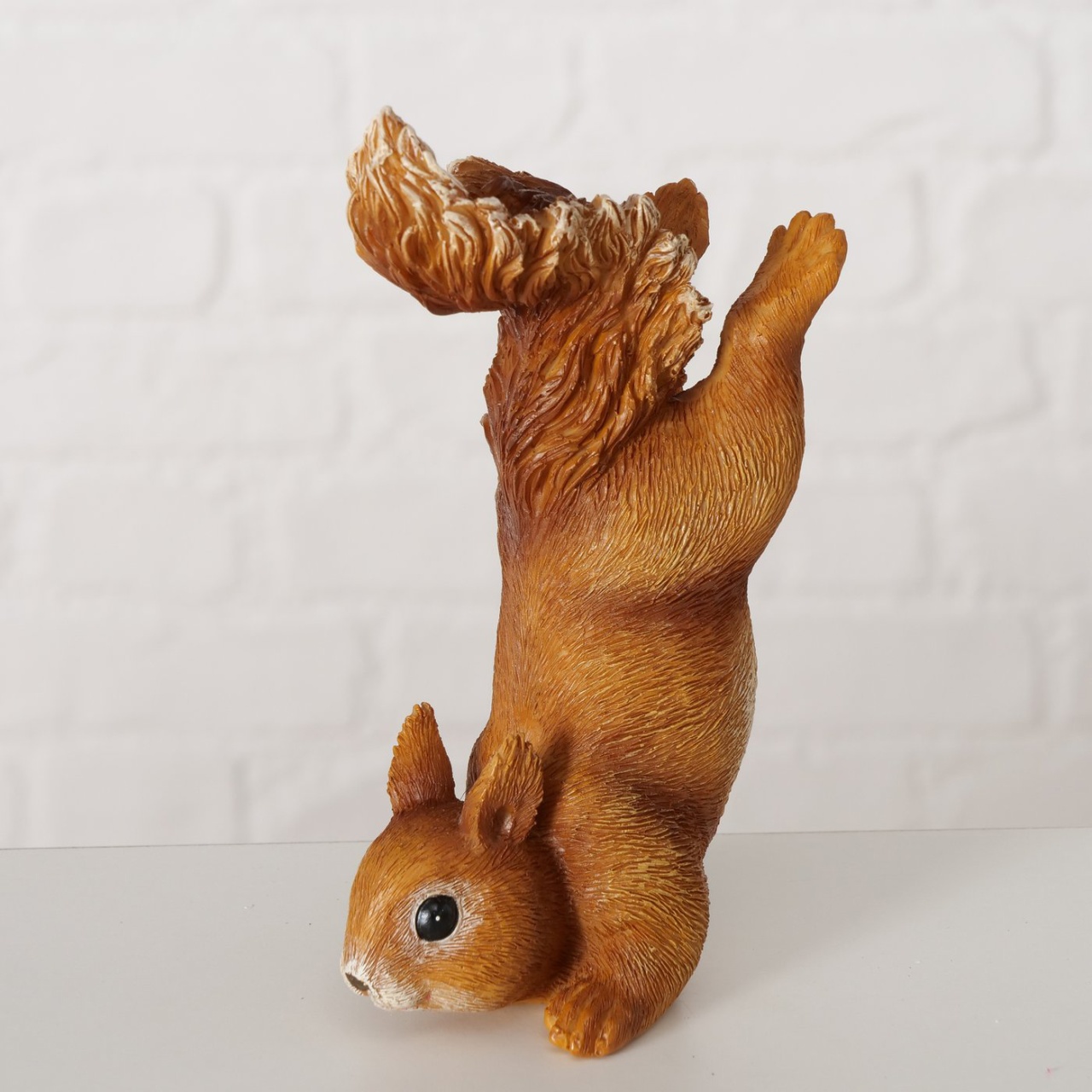 Dekofigur Eichhörnchen macht Handstand Kunstharz H: 14 cm