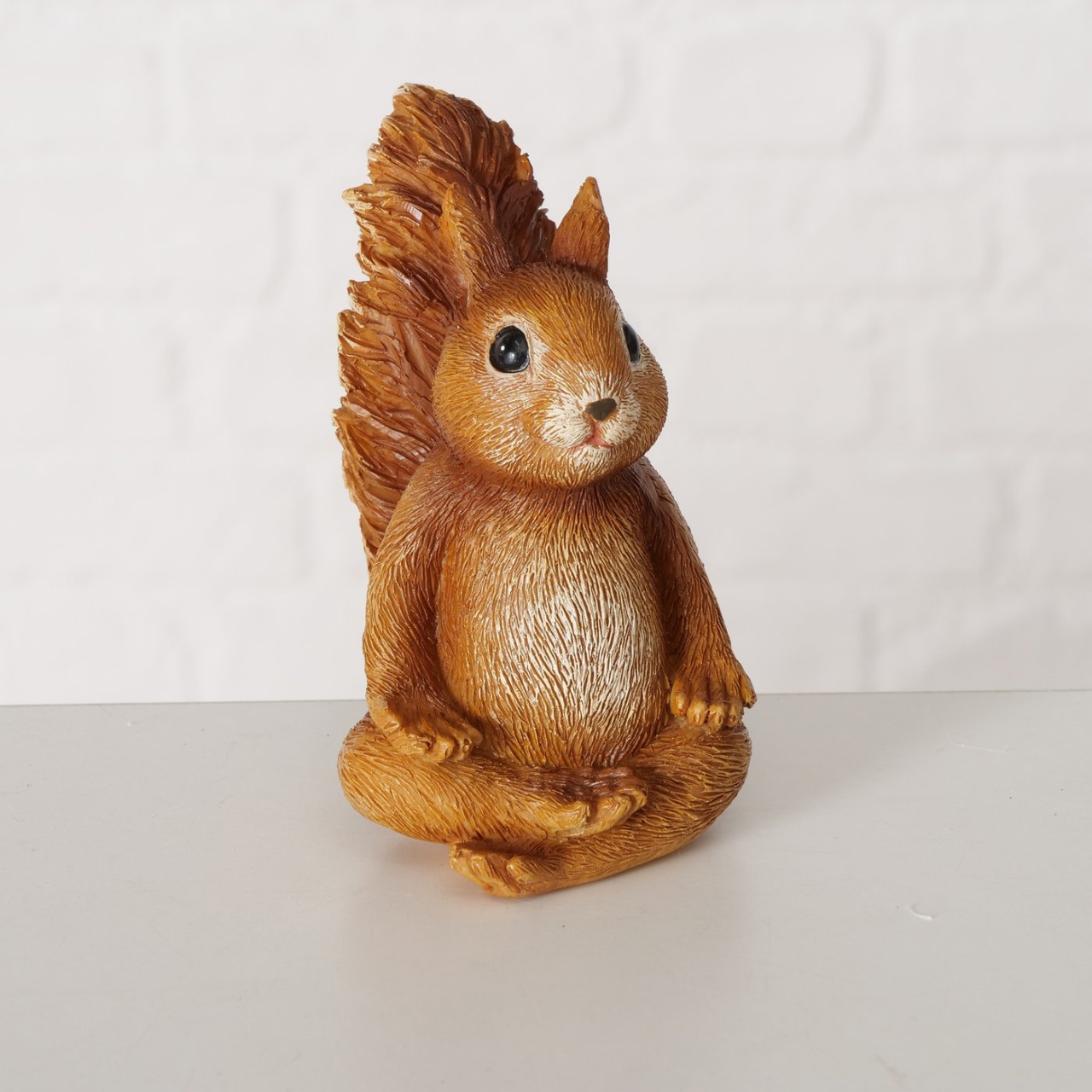 Dekofigur Eichhörnchen im Schneidersitz Kunstharz H: 14 cm