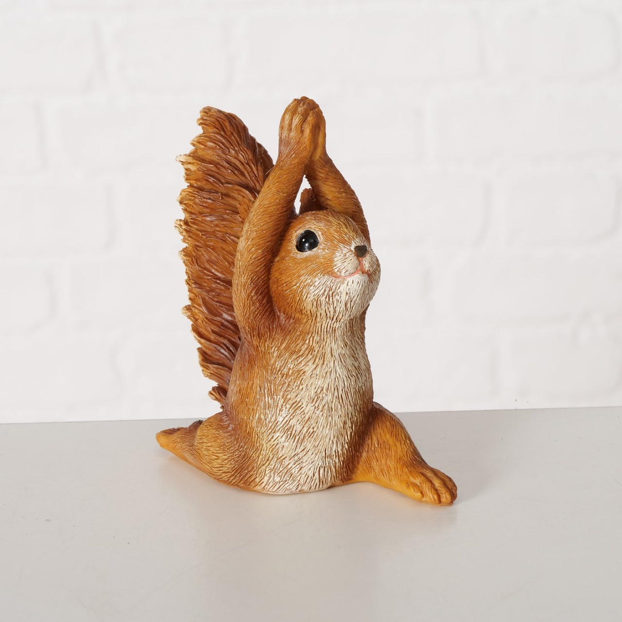 Dekofigur Eichhörnchen macht Spagat Kunstharz H: 14 cm